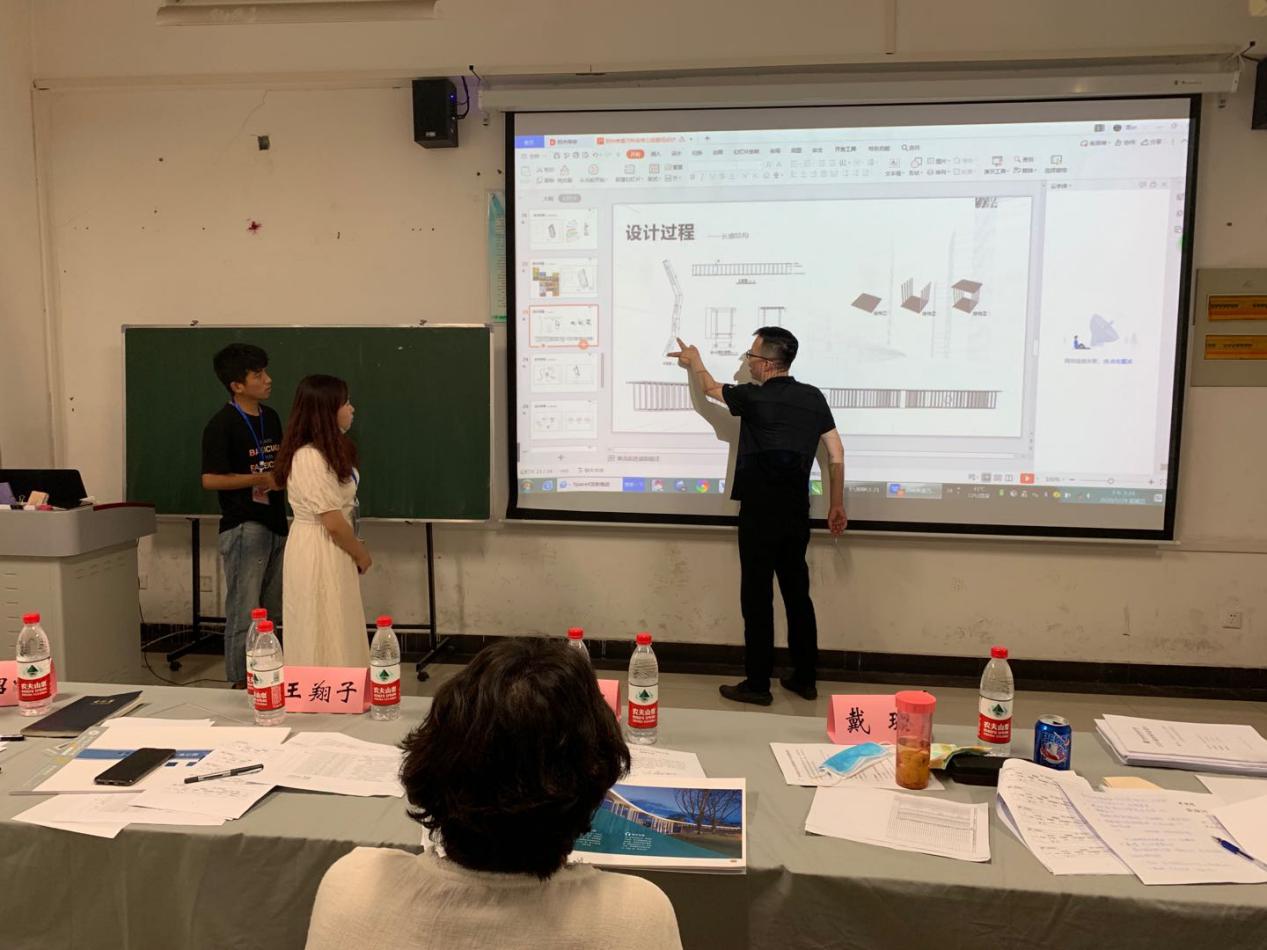 第四组答辩组教师给员工讲解方案